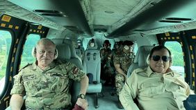 Momen Presiden Prabowo Subianto mendampingi Raja Yordania yaitu Raja Abdullah II Bin Al Hussein sebari mengenakan seragam militer naik helikopter.