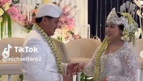 Adapun yang menjadi wali nikah Boiyen, yakni keponakannya sendiri.
"Saudara Rully Anggi Akbar bin Muhammad Roman, saya nikahkan dan kawinkan saudara dengan tante kandung saya yang bernama Yeni Rahmawati bin Sarifudin dengan mas kawin berupa perhiasan
