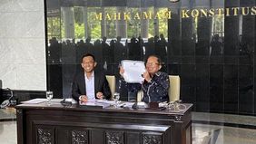 Hakim Konstitusi Arsul Sani mempublikasikan ijazah asli doktoralnya setelah dirinya dilaporkan oleh Aliansi Masyarakat Pemerhati Konstitusi ke Bareskrim Polri atas dugaan penggunaan ijazah palsu.