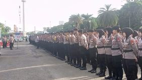 Sebanyak 1.963 personel gabungan diturunkan untuk menjaga jalannya aksi yang digelar Aliansi Federasi Serikat Pekerja/Serikat Buruh se-Jakarta bersama berbagai elemen massa di area Monas, Jakarta Pusat, pada Senin.