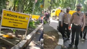 Sebuah momen unik terekam ketika seorang pengendara motor dengan berani menghampiri polisi yang sedang melakukan razia lalu lintas. Bukannya menghindar seperti kebanyakan orang, pengendara ini justru mendekat dan bertanya alamat”untuk melewati razia.