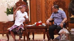 Gubernur Bali Wayan Koster mengungkapkan keprihatinannya terkait maraknya investasi asing yang dinilai mengambil ruang usaha masyarakat lokal. Hal itu disampaikan saat menerima kunjungan Wakil Menteri Investasi dan Hilirisasi Todotua Pasaribu.