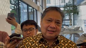 Menteri Koordinator Bidang Perekonomian Airlangga Hartarto menggelar pertemuan dengan Direktur Utama PT Kereta Cepat Indonesia China (KCIC) Dwiyana Slamet Riyadi di kantor Kemenko Perekonomian, Jakarta, Senin 17 November 2025. 