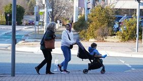 Lebih dari 70 sekolah di Canberra dan wilayah sekitarnya ditutup pada Senin, 17 November 2025, menyusul meningkatnya kekhawatiran mengenai potensi kontaminasi asbes yang berasal dari produk pasir dekoratif.
