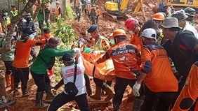 Tim Search and Rescue (SAR) gabungan terus mengintensifkan pencarian korban bencana tanah longsor di Desa Cibeunying, Kabupaten Cilacap, Jawa Tengah.