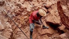 Setidaknya 32 orang tewas di Republik Demokratik Kongo (DRC) akibat jembatan di tambang tembaga dan kobalt yang ambruk karena kelebihan muatan, kata pejabat setempat. Insiden itu terjadi pada Sabtu, 15 November 2025 di tambang Kalando.