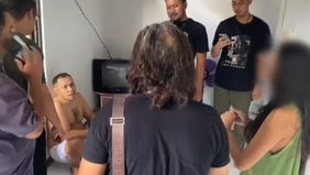 Pria mengaku petugas kepolisian, melakukan pencurian. Pelaku melakukan pencurian mobil di rest area jalan tol, milik sopir taksi online.