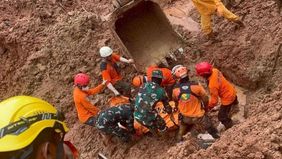 Tim Search And Rescue (SAR) gabungan kembali menemukan dua korban tanah longsor di Desa Cibeunying, Kabupaten Cilacap, Jawa Tengah, pada hari keenam operasi pencarian.