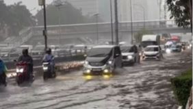 Hujan deras yang mengguyur wilayah Jakarta memicu banjir di sejumlah titik. Salah satu lokasi yang terdampak adalah Jalan MT Haryono, Jakarta Selatan yang tergenang air hingga menghambat arus lalu lintas, Selasa, 18 November 2025. 