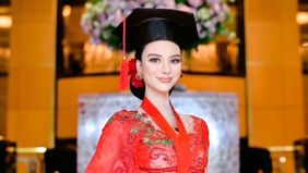 Kalisa Putri berhasil menyelesaikan studi S2-nya di tengah kesibukannya mengikuti ajang Miss internasional dan berhasil mengharumkan nama Indonesia.