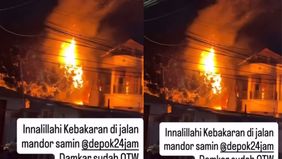 Damkar Depok telah tiba di lokasi. Petugas masih berupaya memadamkan api dan mencegah perluasan ke bangunan lain. Belum ada informasi mengenai korban maupun total kerugian.