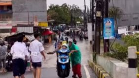Banjir kembali melanda wilayah Puri Bintaro Indah dan Jombang Rawa Lele, tepatnya di Jalan Sumatera, pada Selasa, 18 November 2025.