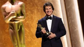 Aktor ternama Hollywood, Tom Cruise, akhirnya meraih piala Oscar pertamanya setelah berkarier lebih dari empat dekade. Pada usia 63 tahun, ia menerima Oscar Kehormatan (Honorary Oscar) dalam ajang Governors Awards di Hollywood.