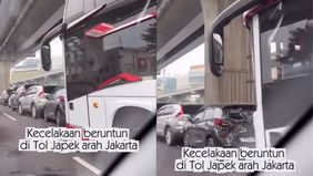 Kecelakaan beruntun melibatkan tujuh kendaraan terjadi di Tol Jakarta-Cikampek (Japek) Bekasi Barat KM 13+200 arah Jakarta pada Selasa pagi. Insiden ini menyebabkan kepadatan lalu lintas di lokasi.