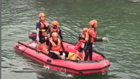 Tim SAR gabungan masih menyisir kawasan Pantai Cikeueus, Desa Girimukti, Kecamatan Ciemas, Kabupaten Sukabumi, untuk mencari seorang pemancing yang terseret ombak. Hingga saat ini satu korban masih belum ditemukan, sementara proses pencarian diperlua