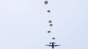 Ratusan prajurit Yonif Para Raider 501/BY Divisi 2 Kostrad melaksanakan penerjunan lintas udara (linud) yang mewarnai langit Pulau Timah, Bangka Belitung, Rabu 19 November 2025. 