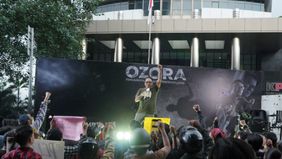 Aksi ini diinisiasi dan dipimpin oleh sejumlah nama penting seperti Anggy Umbara
(sutradara film), para musisi Sukatani dan Armia and The Shadows, aktor lintas
generasi Chicco Jerikho dan Sinyo, serta ustadz muda Cholidi. Hadir pula sosok
Jonathan La