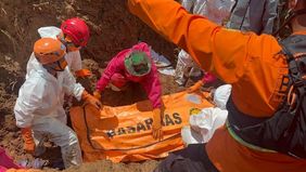 Tim Search and Rescue (SAR) gabungan kembali menemukan dua jenazah korban longsor di Desa Cibeunying, Kabupaten Cilacap, Jawa Tengah, pada hari ketujuh operasi pencarian, Rabu, 19 November 2025.