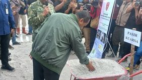 Menteri Energi dan Sumber Daya Mineral (ESDM) Bahlil Lahadalia menyampaikan bahwa kewenangan pemerintah daerah dalam menerbitkan izin eksplorasi pasir kuarsa akan dicabut dan dialihkan kembali ke pemerintah pusat.