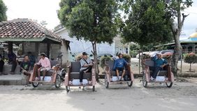 Lansia pengayuh becak Slamet (70) mengaku senang dapat menerima bantuan becak Listrik dari Presiden RI Prabowo Subianto