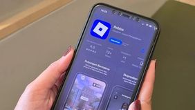 Platform gim daring Roblox akan menerapkan kewajiban verifikasi usia bagi seluruh penggunanya yang ingin menggunakan fitur chat mulai Januari 2026. Kebijakan baru tersebut muncul setelah munculnya sejumlah gugatan hukum dan investigasi.