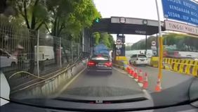 Viral Sedan Audi Terobos Gerbang Tol di Jaksel dengan Modus Pepet Pikap
