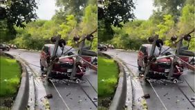 Deretan sepuluh tiang listrik tiba-tiba ambruk dan melintang di Jalan Metro Tanjung Bunga, Makassar, pada Kamis pagi, 20 November 2025. Kejadian ini langsung membuat arus lalu lintas tersendat di jalur penghubung antara Jembatan Barombong dan kawasan