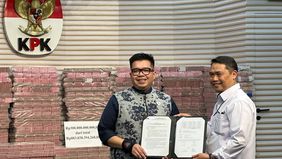 Komisi Pemberantasan Korupsi (KPK) resmi menyerahkan barang rampasan senilai Rp883.038.394.268 atau sekitar Rp883 miliar, beserta enam unit efek, kepada PT Taspen (Persero).