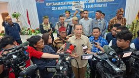 Menteri Transmigrasi, Muhammad Iftitah Sulaiman Suryana Negera Menyerah 402 SHM (Sertifikat Hak Milik) kepada warga Kabupaten Muna, Sulawesi Tenggara, di Kantor Bupati Muna pada Rabu 20 November 2025.