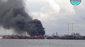  Sore hari ini, Pelabuhan Angke dikejutkan dengan kobaran api yang melalap sebuah kapal di area Jaya 65. Asap hitam tebal membumbung tinggi, terlihat dari berbagai sudut kota Jakarta, menimbulkan kepanikan di kalangan warga sekitar dan para pekerja p