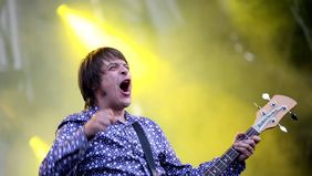 Gary “Mani” Mounfield, pemain bas legendaris dari band Inggris The Stone Roses yang kemudian bergabung dengan Primal Scream, meninggal dunia pada usia 63 tahun, Kamis, 20 November 2025 waktu setempat. 