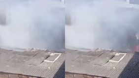 Dari video terlihat asap tebal membumbung tinggi keluar dari rumah warga.