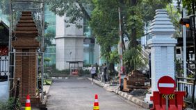 Transformasi visual Gedung Sate kembali menjadi sorotan setelah Pemprov Jawa Barat mulai menampilkan wajah baru bangunan ikonik tersebut. Berbagai ornamen bernuansa Sunda, mulai dari gapura bata merah, hingga pajangan gamelan, kini muncul di area kom