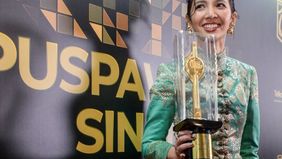 Film “Sore: Istri dari Masa Depan” menjadi salah satu tontonan yang tengah ramai dibicarakan penonton Indonesia sejak resmi tayang di bioskop pada 10 Juli 2025. Film bergenre drama romansa dengan balutan fiksi ilmiah ini merupakan adaptasi dari seria