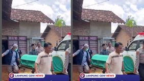 Salah satu warga, Lasmi mengatakan peristiwa itu terjadi sekitar pukul 09.00 WIB. Saat itu dia mendengar suara teriakan dari dalam rumah korban.