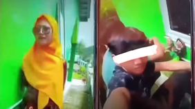 Sebuah rekaman yang menampilkan interaksi tegang antara seorang guru dan muridnya menjadi viral di media sosial. Video tersebut memperlihatkan seorang siswa yang membolos sekolah justru menantang gurunya ketika ditegur.