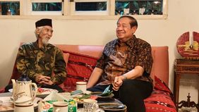 Presiden RI ke-6, Susilo Bambang Yudhoyono (SBY), bersilaturahmi ke kediaman musisi senior Yok Koeswoyo pada Selasa 18 November 2025. Yok merupakan satu-satunya personel yang masih hidup dari band legendaris era 1970-an, Koes Plus.