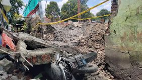 Wali Kota Jakarta Barat, Uus Kuswanto, meminta pelaksana proyek renovasi di SDN 01 dan 02 serta SMPN 130 di Kelurahan Kota Bambu Utara, Palmerah, untuk bertanggung jawab atas robohnya tembok pembatas sekolah tersebut.