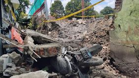 Tembok pembatas antara SDN 01 dan 02 serta SMPN 130 yang berada di Kelurahan Kota Bambu Utara, Palmerah, Jakarta Barat, ambruk dan menimpa empat sepeda motor serta bagian depan rumah warga pada Kamis sore, 20 November 2025.