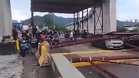 Sebuah insiden menegangkan terjadi di Jalan Lingkar Tengah 2 Kuala Lumpur (MRR2), dekat Batu Caves, Malaysia, pada Selasa (18 November). Rangka baja sementara yang menjadi bagian dari pekerjaan konstruksi tiba-tiba runtuh dan menimpa sebuah mobil yan