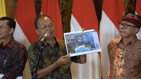 Gubernur Bali Wayan Koster memerintahkan penghentian pembangunan lift kaca di tebing Pantai Kelingking, Kabupaten Klungkung. Instruksi tersebut ditujukan kepada perusahaan pelaksana setelah pemerintah menemukan sejumlah pelanggaran berat dan memperti