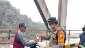 Kepolisian Daerah Jawa Timur (Polda Jatim) turun langsung membantu warga terdampak abu vulkanik Gunung Semeru dengan membagikan masker kepada para pengendara yang melintas di kawasan Jembatan Curah Kobokan, Piket Nol, yang menghubungkan Kabupaten Lum