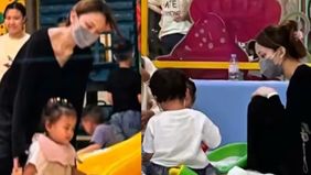 Julia Prastini alias Jule keciduk sedang asik main dengan ketiga anaknya di mall, tanpa menggunakan hijab.