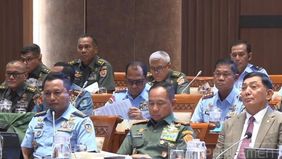 Komisi I DPR RI mengadakan rapat kerja bersama Menteri Pertahanan Sjafrie Sjamsoeddin dan Panglima TNI Jenderal TNI Agus Subiyanto untuk membahas stabilitas pertahanan nasional. Rapat ini digelar secara tertutup bagi publik.