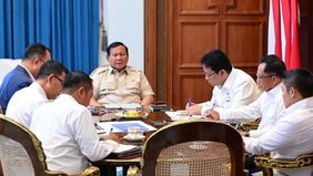 Presiden Prabowo Subianto menerima Kepala Badan Riset dan Inovasi Nasional (BRIN) Prof. Arif Satria dan Wakil Kepala BRIN Laksamana Madya TNI (Purn.) Prof. Dr. Amarulla Octavian di Istana Merdeka, Jakarta, pada Senin, 24 November 2025.