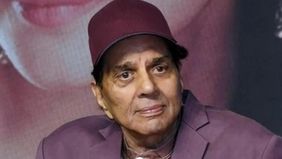 Aktor legendaris India, Dharmendra, yang selama lebih dari enam dekade menjadi salah satu figur paling dicintai di perfilman Bollywood, meninggal dunia pada Senin, 24 November 2025 dalam usia 89 tahun. 