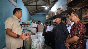 Wakil Menteri Pertanian (Wamentan), Sudaryono melakukan inspeksi mendadak (sidak) ke salah satu kios pupuk di Desa Pagentan, Kecamatan Singosari, Kabupaten Malang, Jawa Timur. 