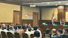 Sebanyak 11 orang terdakwa dalam kasus dugaan korupsi pembiayaan PT Telkom Indonesia (Persero) Tbk dan sejumlah anak usahanya kepada pihak swasta melalui proyek-proyek fiktif pada periode 2016–2018 diduga menyebabkan kerugian keuangan negara mencapai