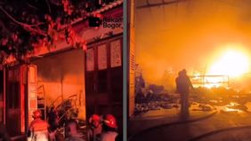 Kebakaran melanda salah satu toko bangunan atau matrial di Desa Leuwinutug RT 05/02, Kecamatan Citeureup, Kabupaten Bogor, Selasa, 25 November 2025.