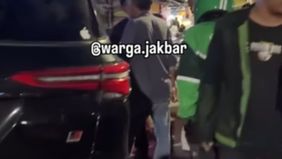 Terjadi laka lantas, Seorang Pengendara mobil Fortuner dilaporkan Tutup usia usai menabrak sepeda penjual koran dan mobil bok di Meruya Illir Kembangan Jakarta Barat Malam ini. Senin (24/11/2025) sekitar pukul 19.25 wib.